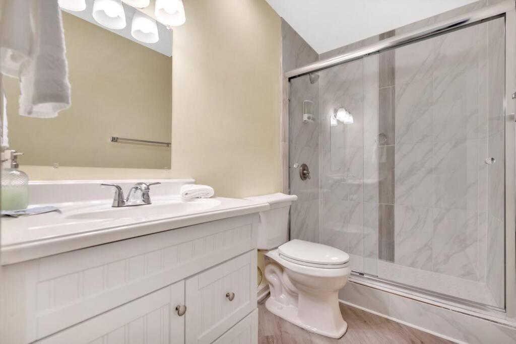 Cozy 2 Bedroom Duplex In Charlotte, Jacuzzi, Sleeps 6 Plus 2 Exterior photo
