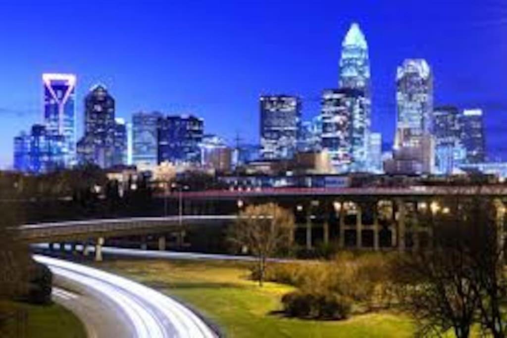 Cozy 2 Bedroom Duplex In Charlotte, Jacuzzi, Sleeps 6 Plus 2 Exterior photo