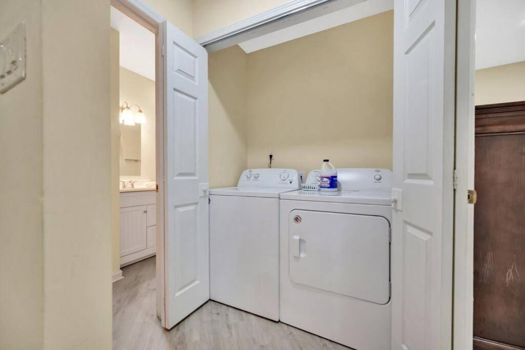 Cozy 2 Bedroom Duplex In Charlotte, Jacuzzi, Sleeps 6 Plus 2 Exterior photo