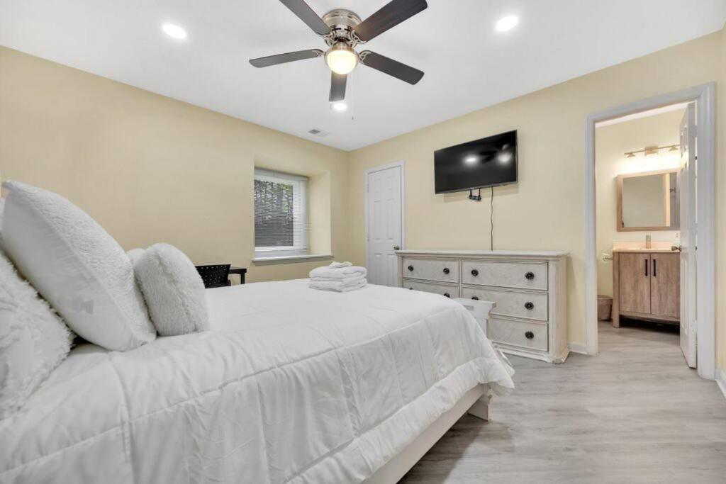 Cozy 2 Bedroom Duplex In Charlotte, Jacuzzi, Sleeps 6 Plus 2 Exterior photo